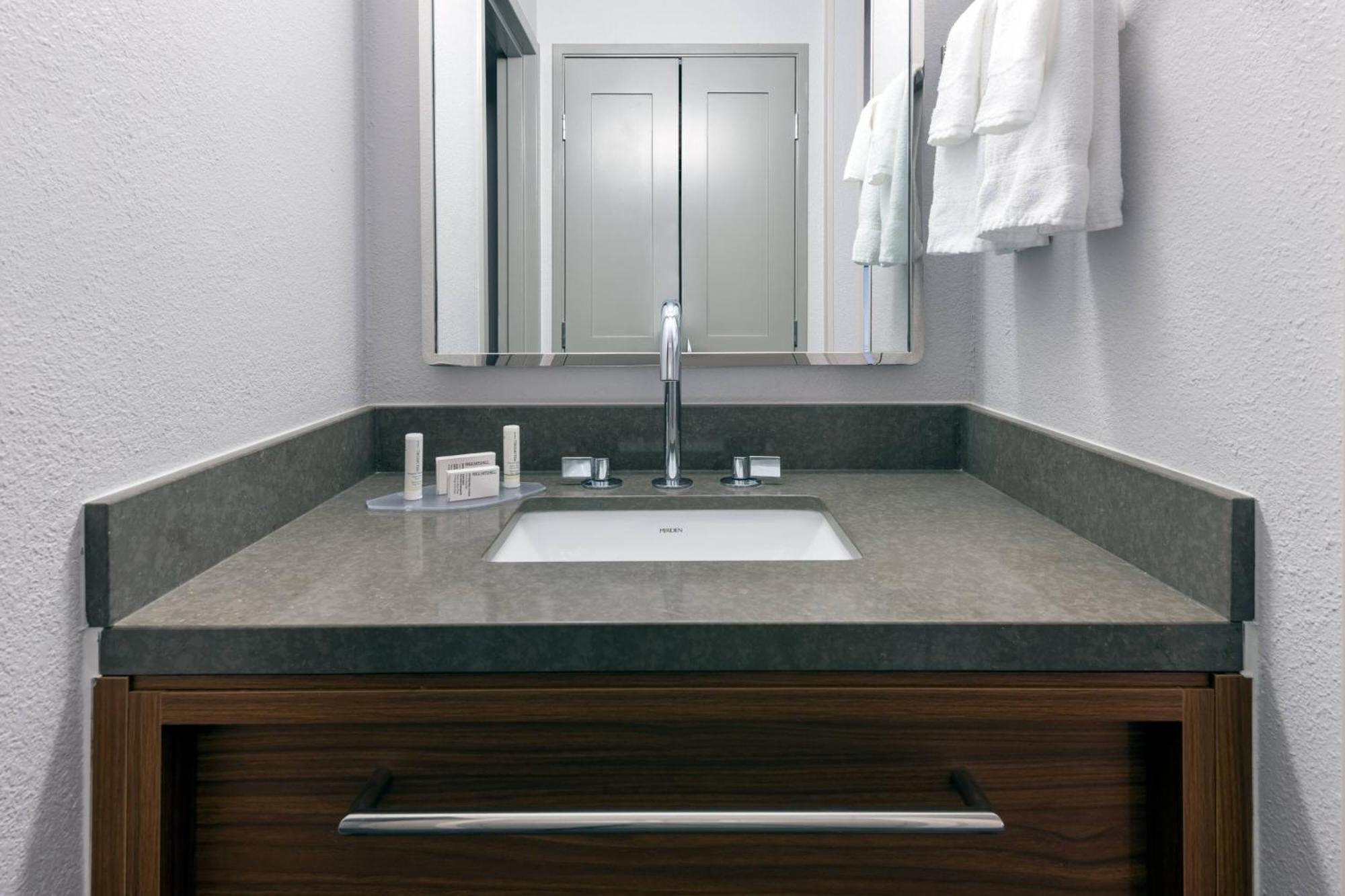 Courtyard Tallahassee North/I-10 Capital Circle Екстер'єр фото